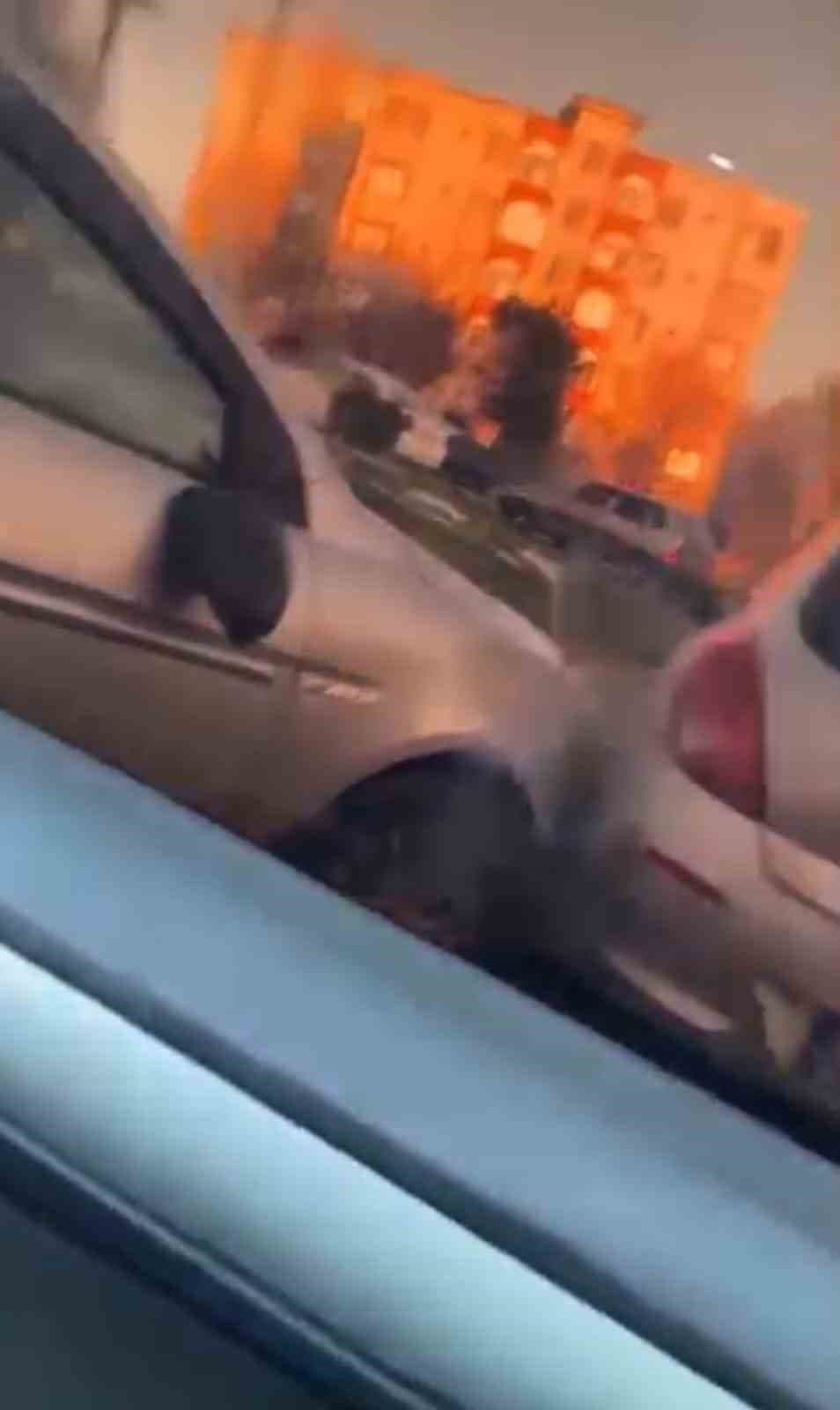 Kaza sonrası çocukların çığlıklarına rağmen kavga ettiler