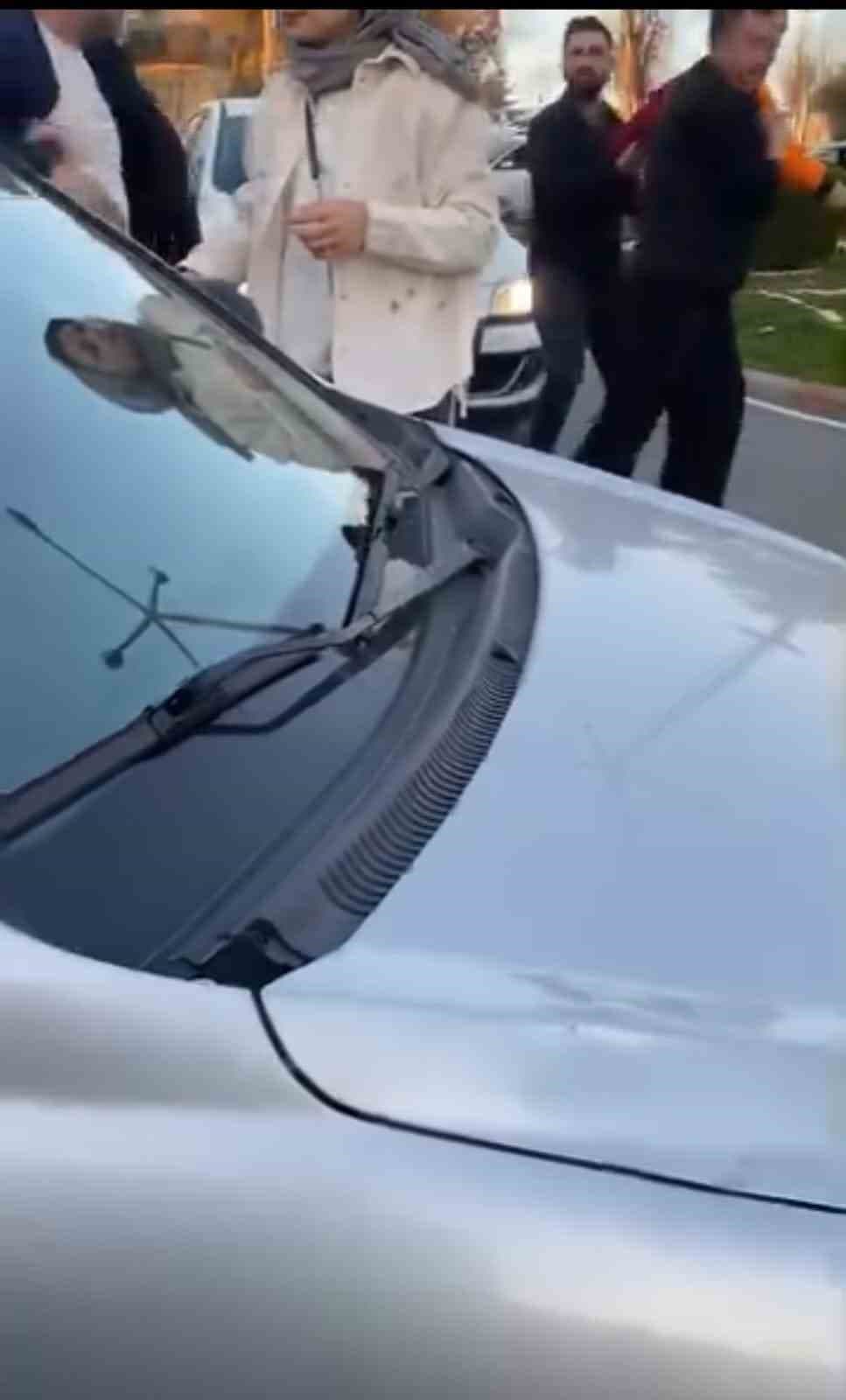 Kaza sonrası çocukların çığlıklarına rağmen kavga ettiler