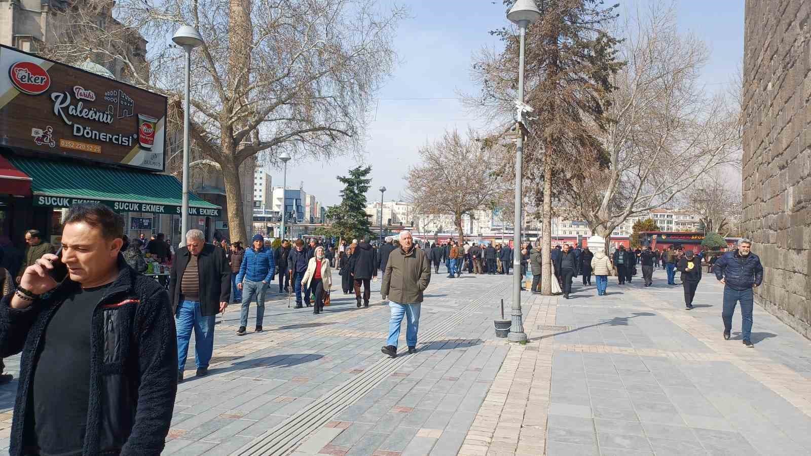 Çarşıda ramazan yoğunluğu devam ediyor