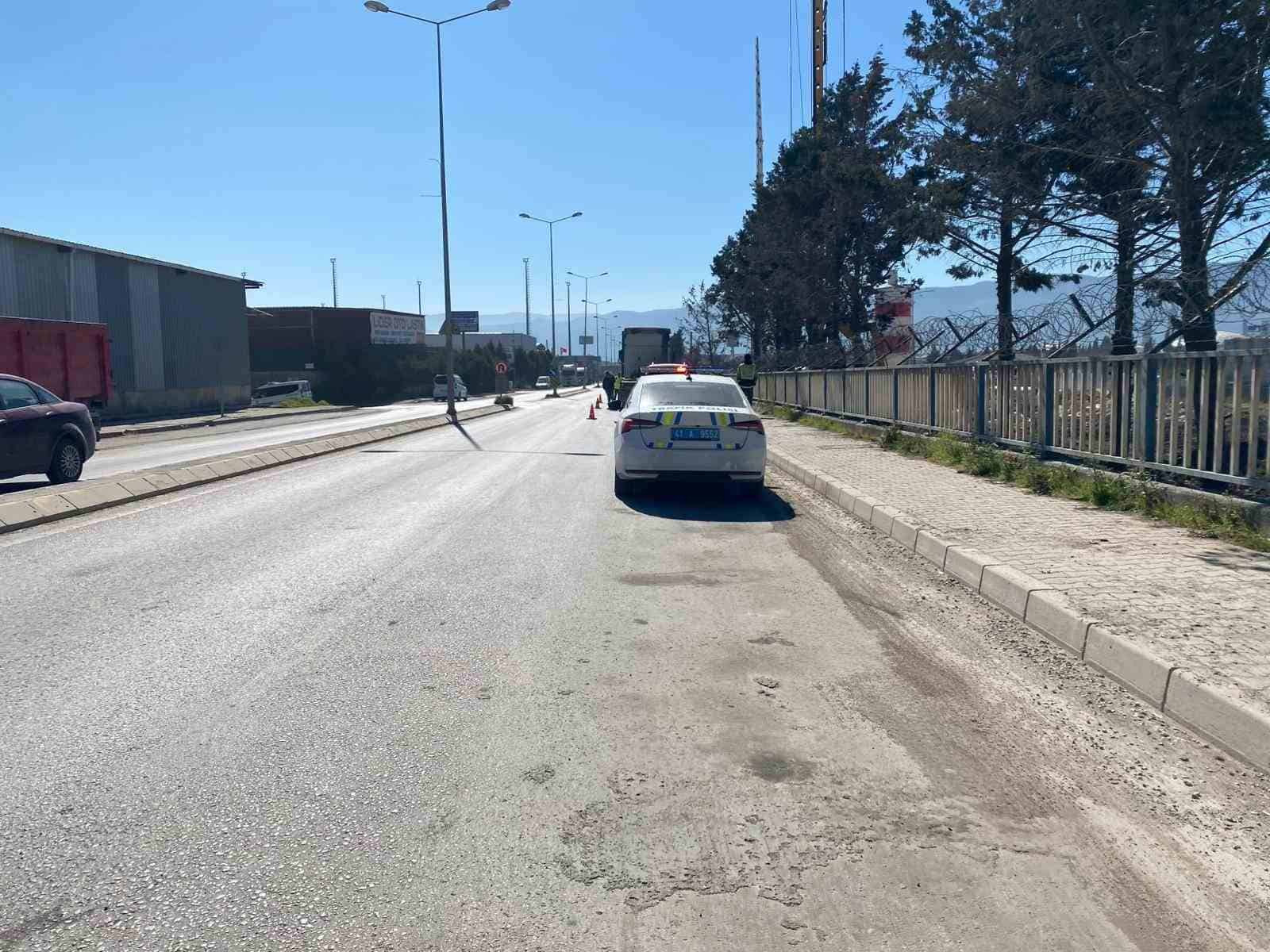 İki tırın arasında feci ölüm