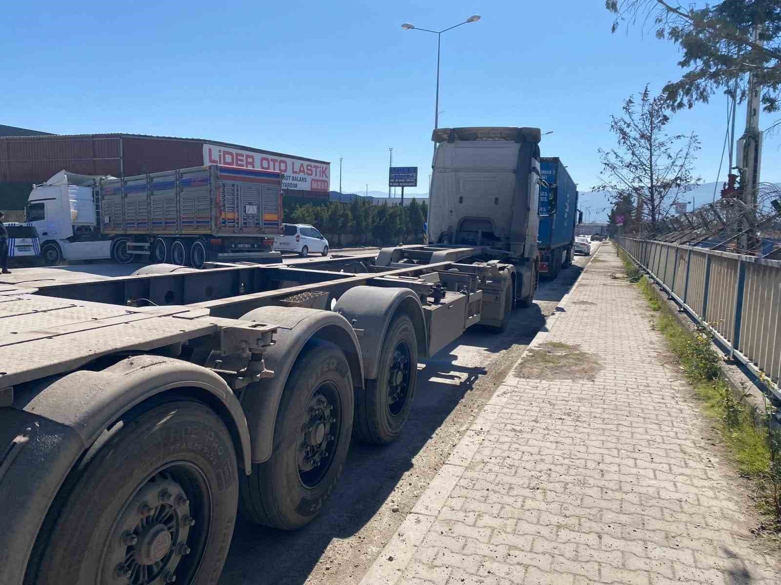 İki tırın arasında feci ölüm