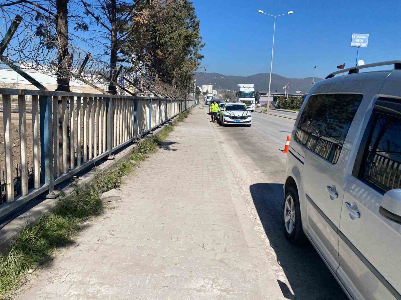 İki tırın arasında feci ölüm