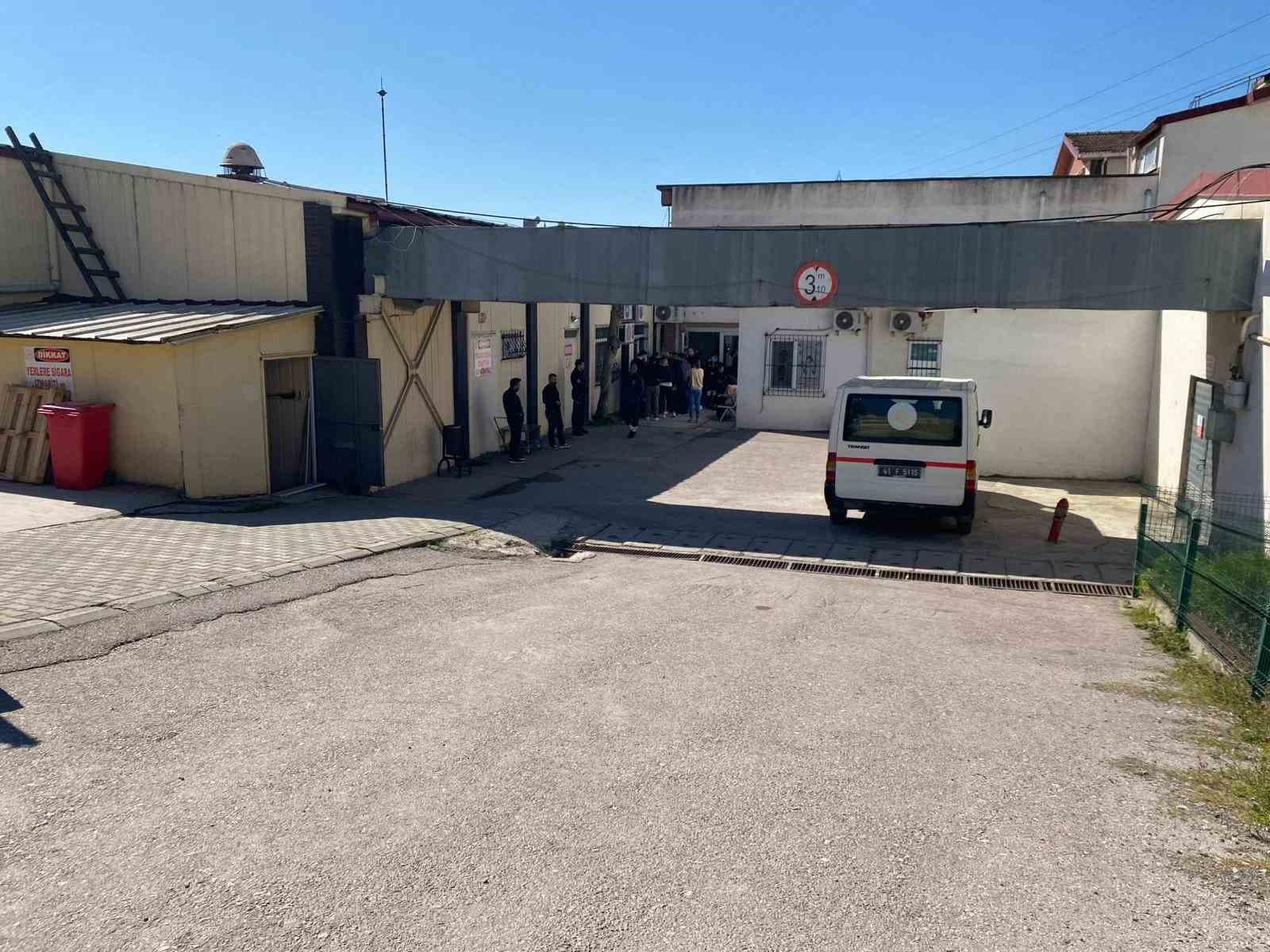 İki tırın arasında feci ölüm