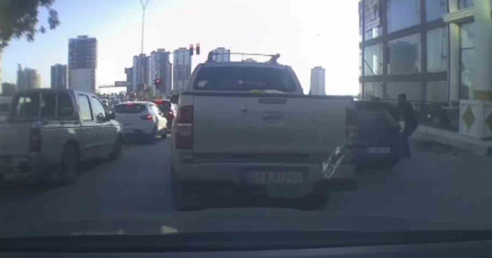 Trafikte tartıştıkları kişinin aracına sopa ve sandalyelerle saldırdılar