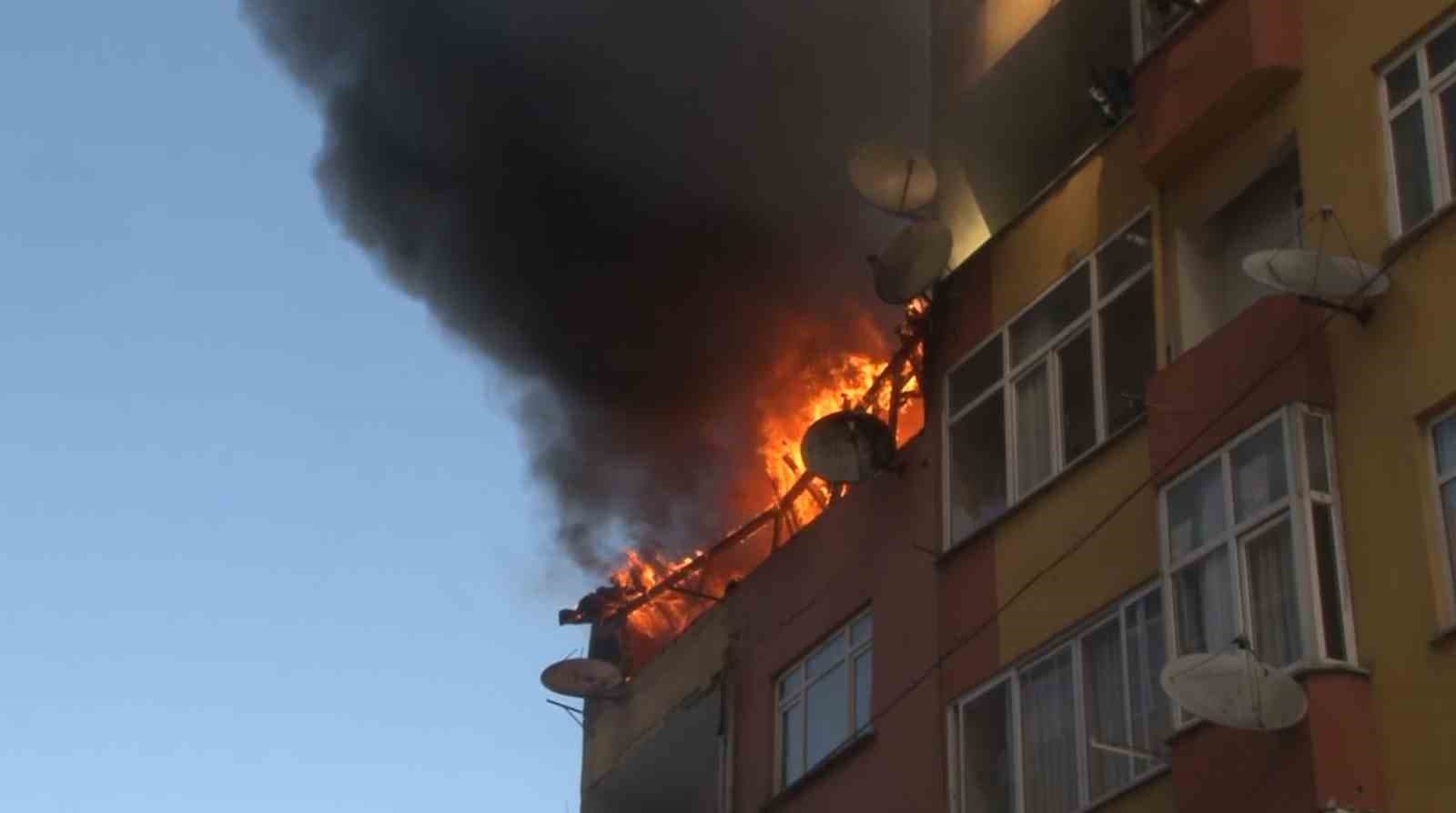 Esenler’de 4 katlı binanın çatısı alev alev yandı