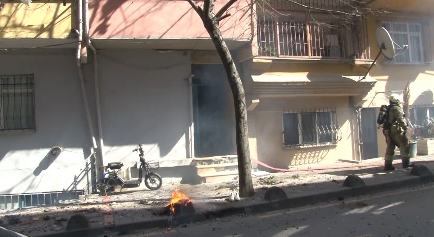 Esenler’de 4 katlı binanın çatısı alev alev yandı