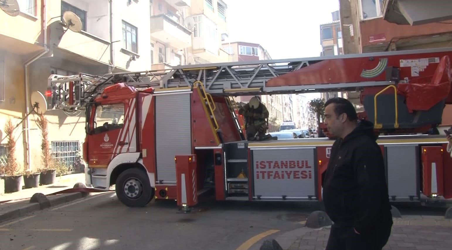 Esenler’de 4 katlı binanın çatısı alev alev yandı