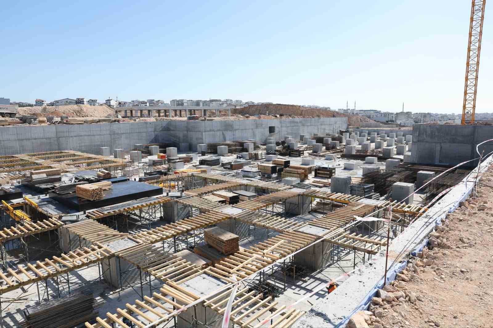 Çayırova Devlet Hastanesi inşaatında deprem izolatörlerinin montajına başlandı