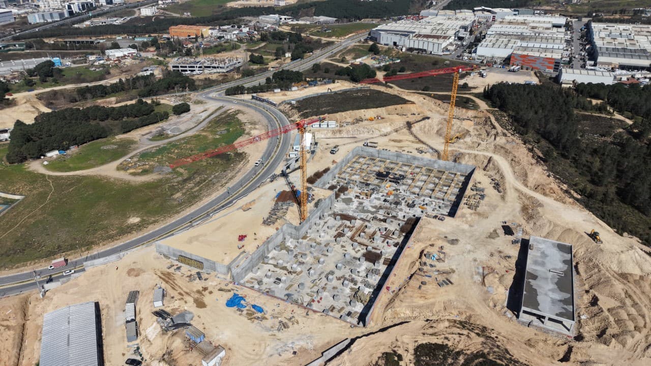 Çayırova Devlet Hastanesi inşaatında deprem izolatörlerinin montajına başlandı