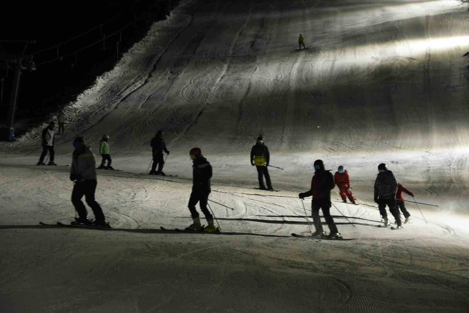 Bitlis’te iftar sonrası kayak keyfi