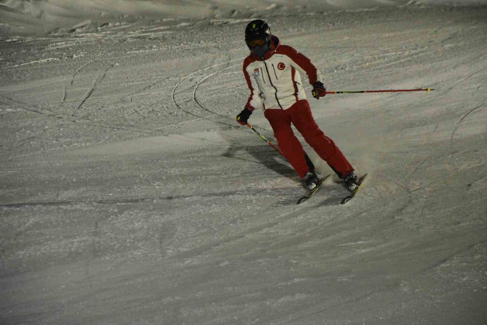 Bitlis’te iftar sonrası kayak keyfi