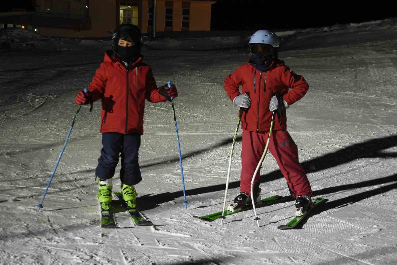 Bitlis’te iftar sonrası kayak keyfi