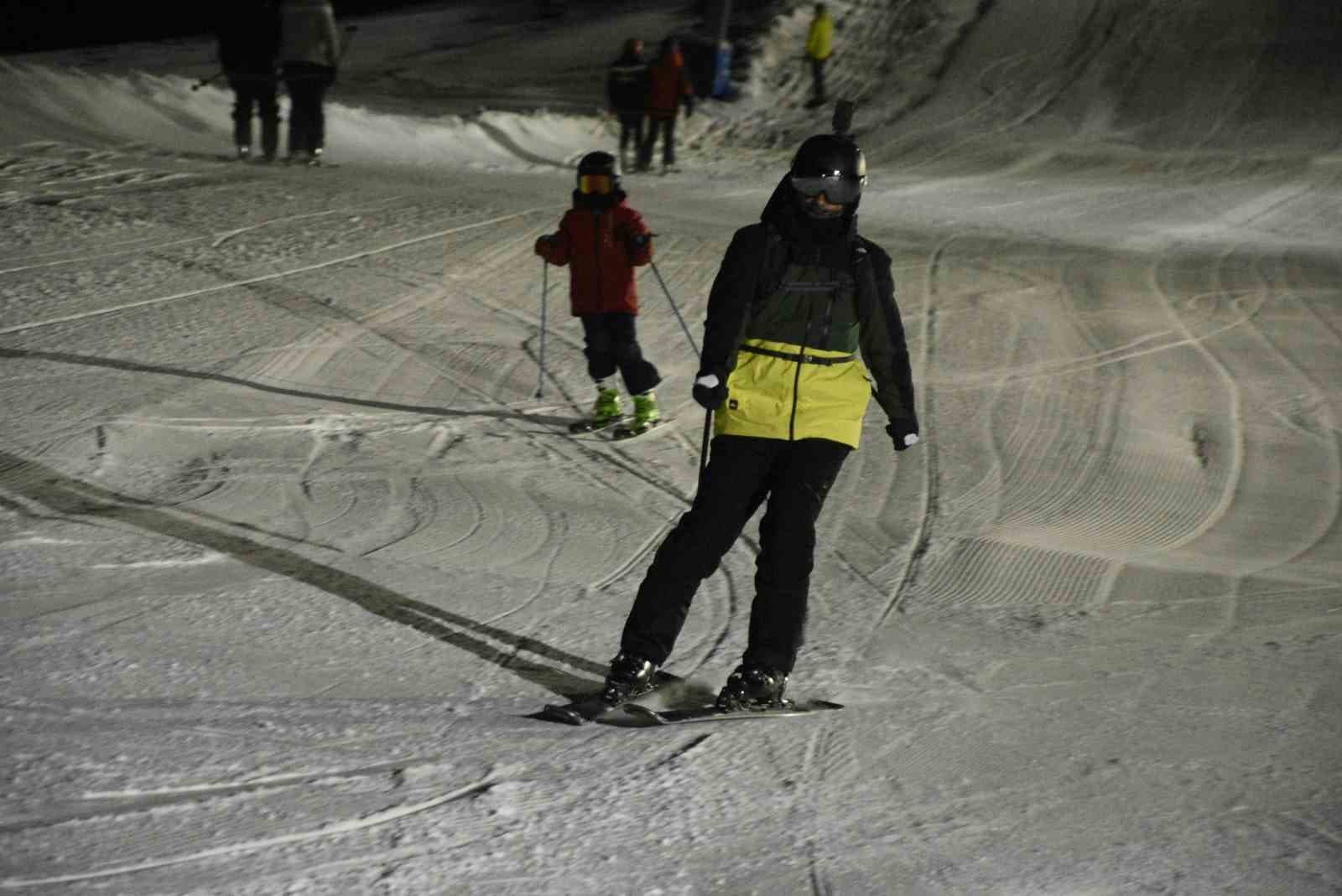 Bitlis’te iftar sonrası kayak keyfi