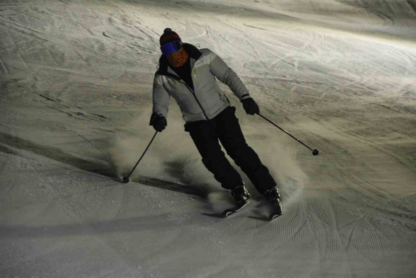 Bitlis’te iftar sonrası kayak keyfi
