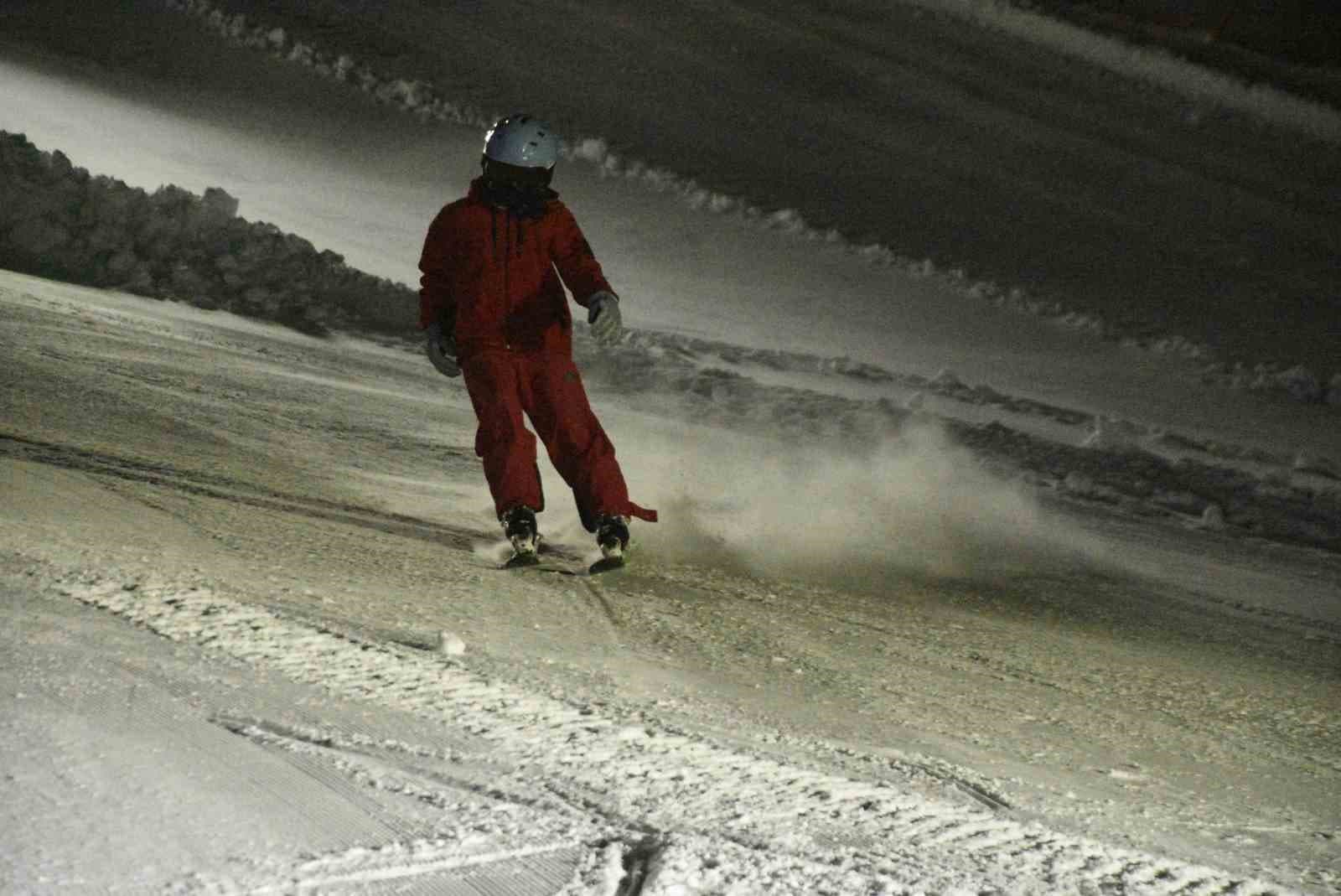 Bitlis’te iftar sonrası kayak keyfi