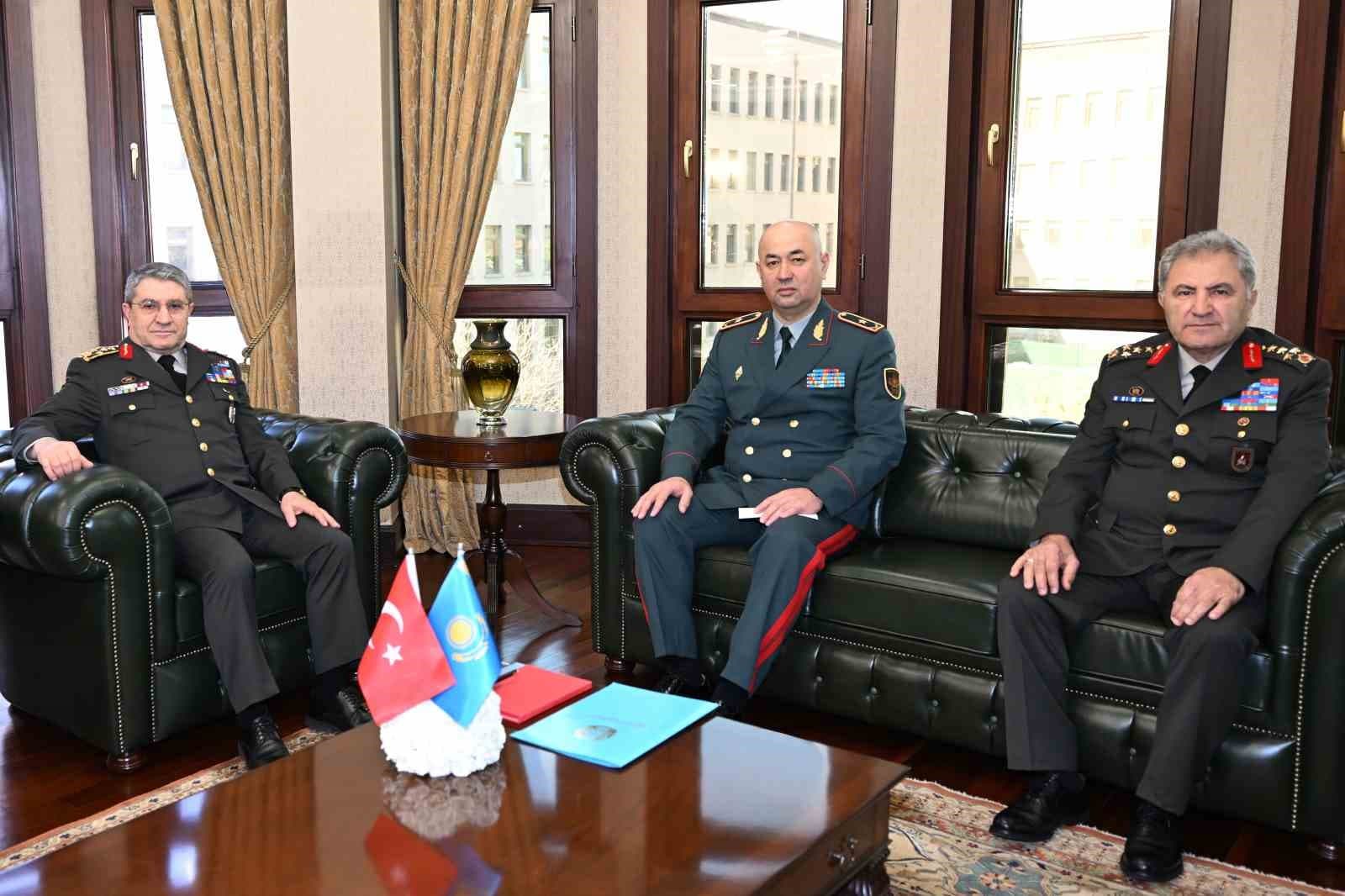 Genelkurmay Başkanı Bayraktaroğlu, Kazakistan Kara Kuvvetleri Komutanı Kuchekbayev’i kabul etti