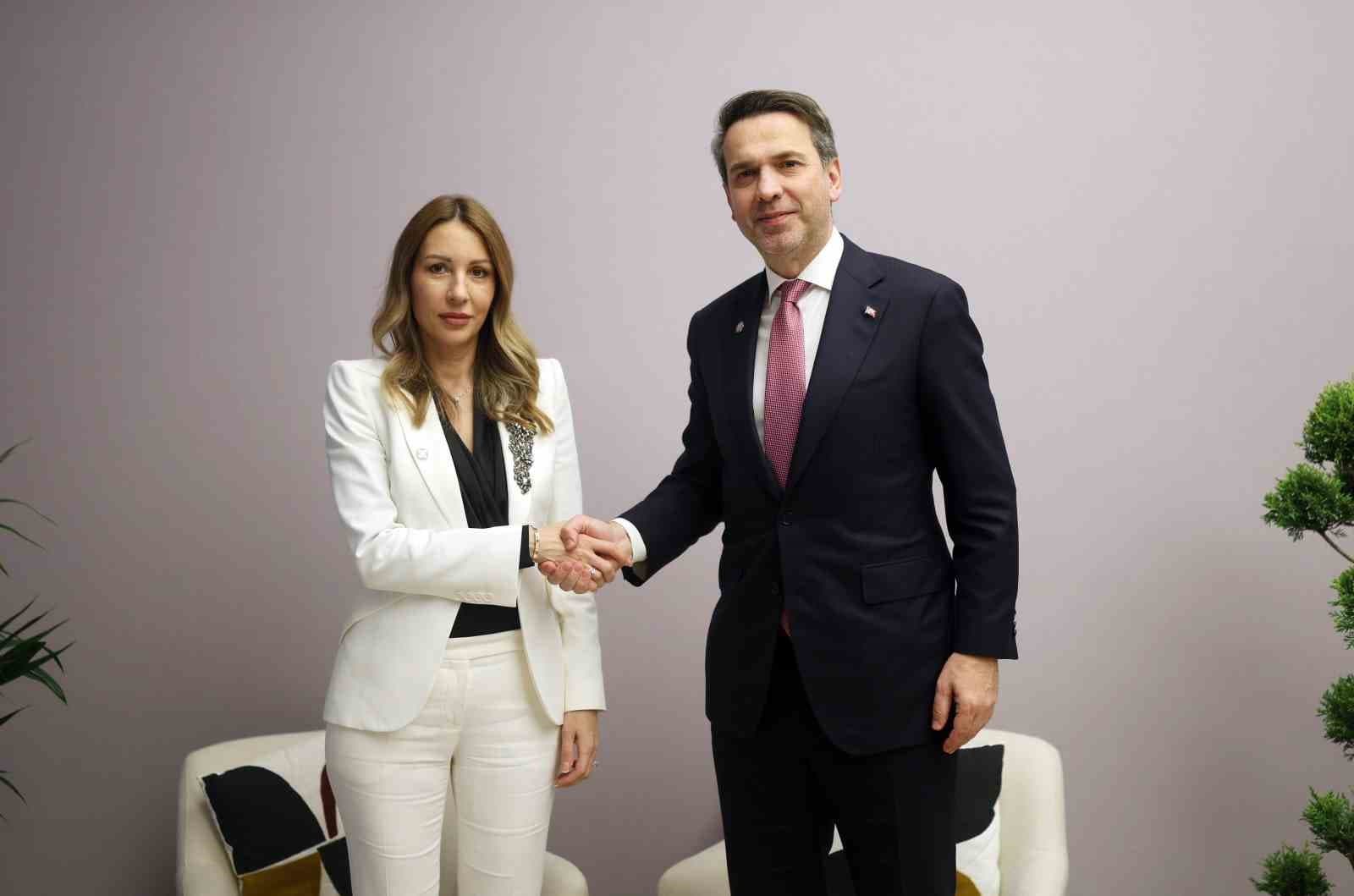 Bakan Bayraktar, Paris’te ikili görüşmeler gerçekleştirdi