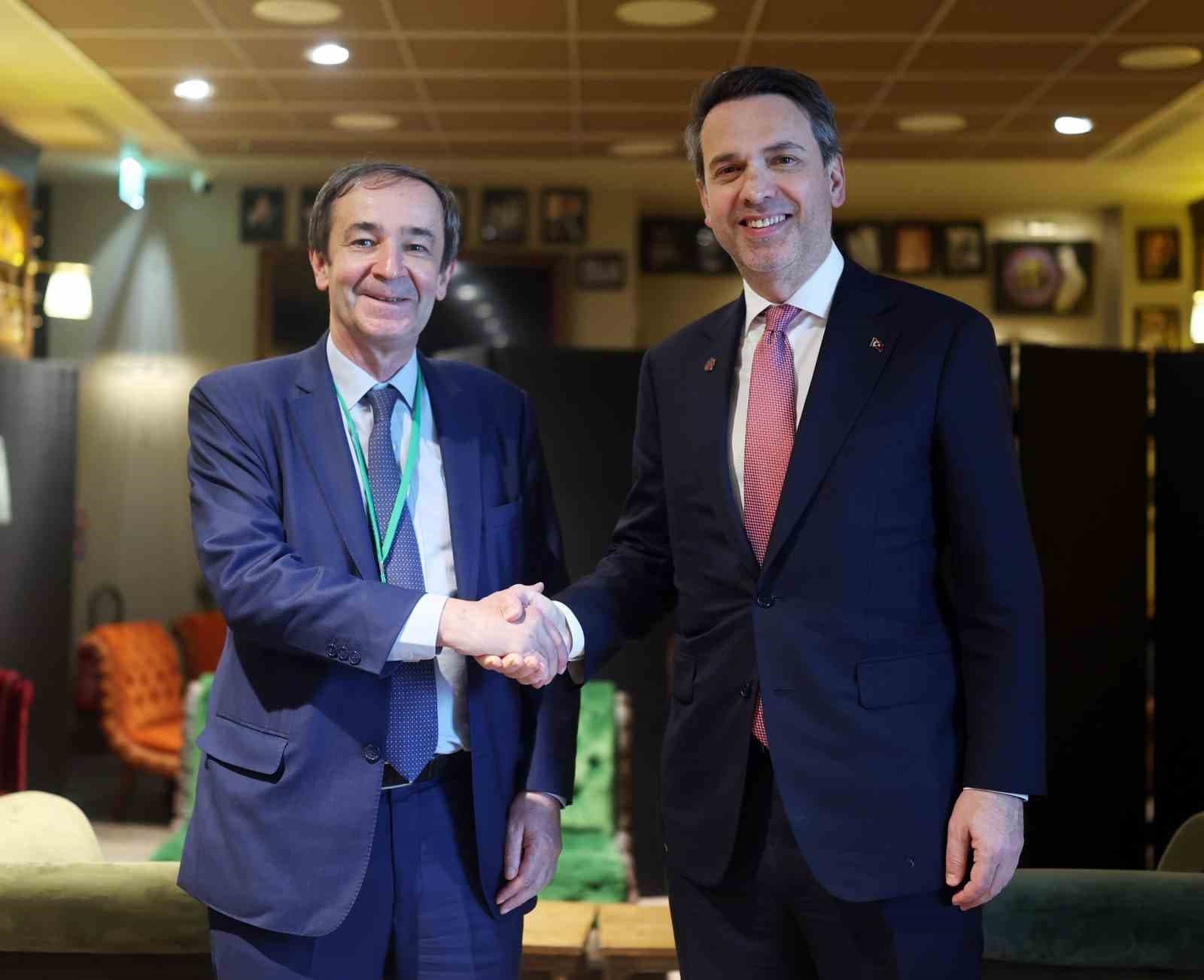 Bakan Bayraktar, Paris’te ikili görüşmeler gerçekleştirdi