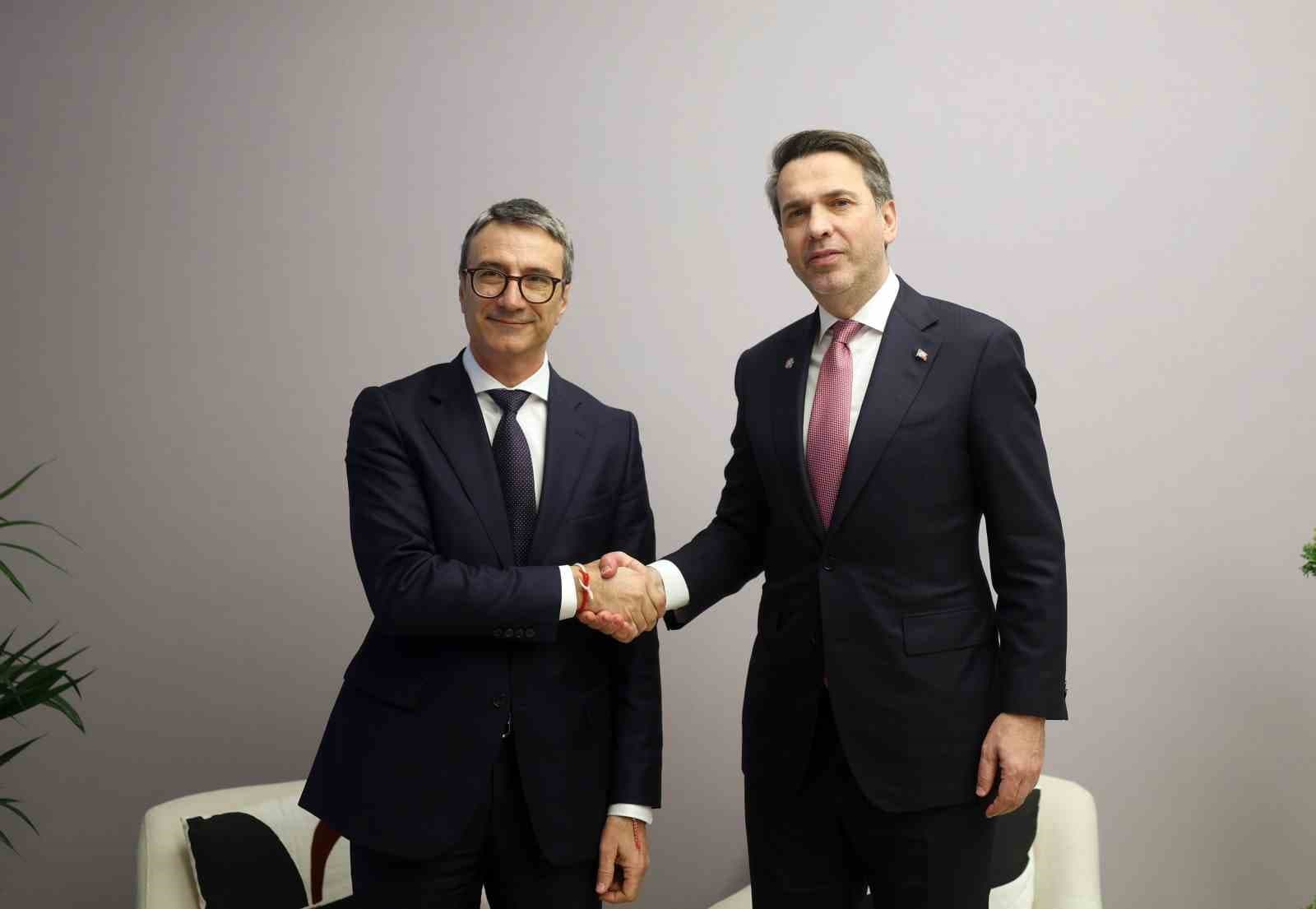 Bakan Bayraktar, Paris’te ikili görüşmeler gerçekleştirdi