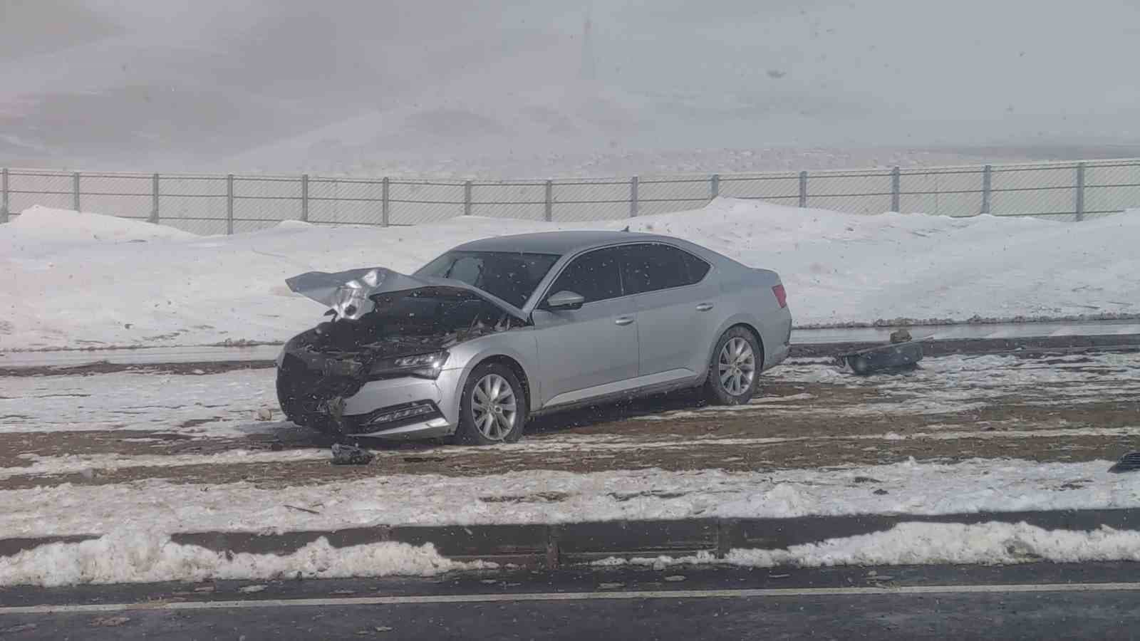 Van’da Kaymakamın bulunduğu otomobil kaza yaptı