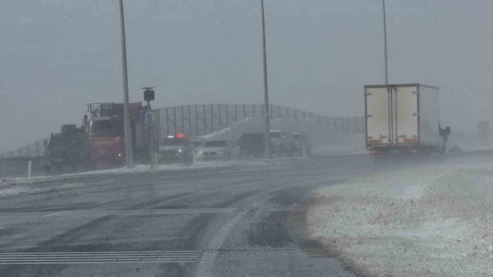 Van’da Kaymakamın bulunduğu otomobil kaza yaptı