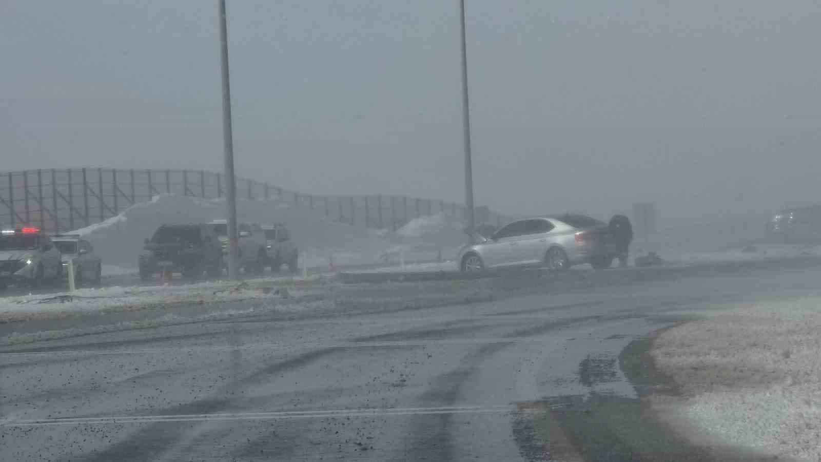 Van’da Kaymakamın bulunduğu otomobil kaza yaptı