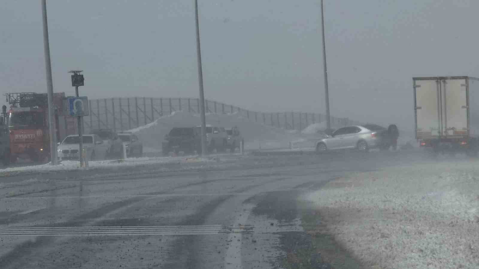 Van’da Kaymakamın bulunduğu otomobil kaza yaptı