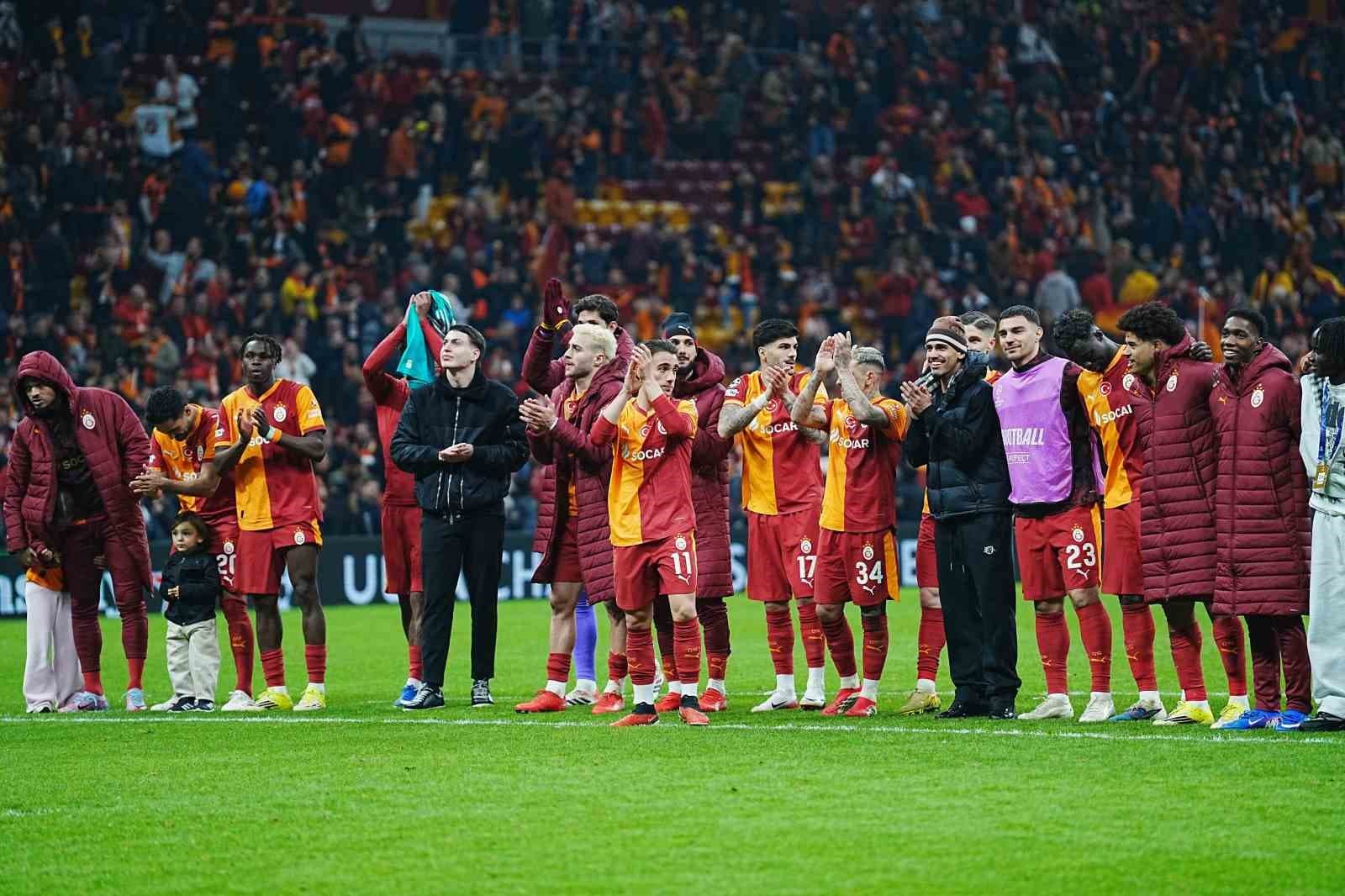 Galatasaray’da Liverpool galibiyeti sevinci