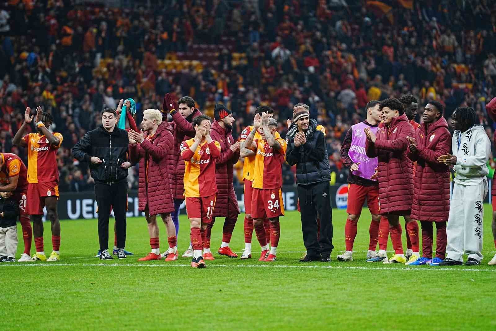 Galatasaray’da Liverpool galibiyeti sevinci