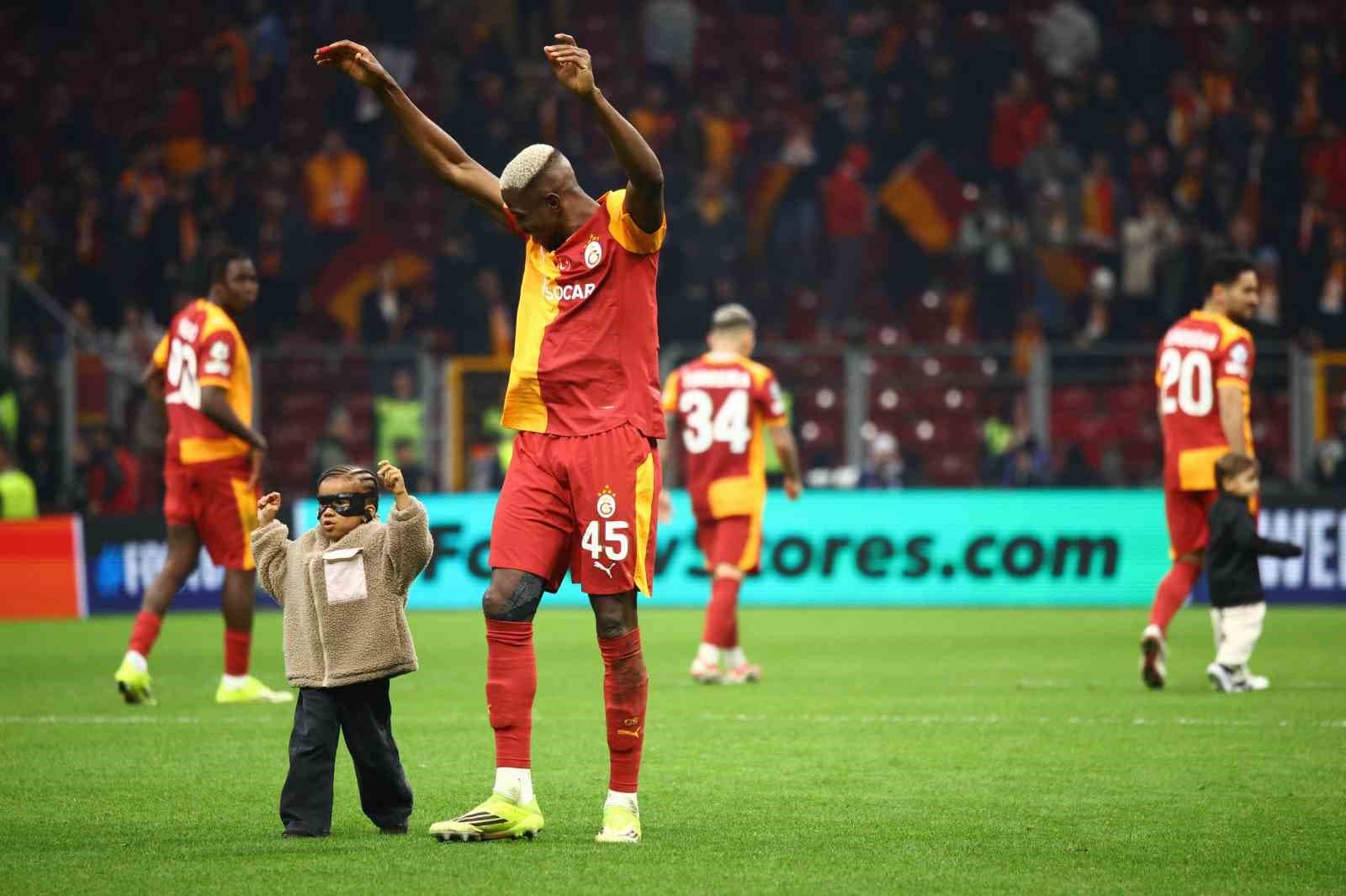 Galatasaray’da Liverpool galibiyeti sevinci