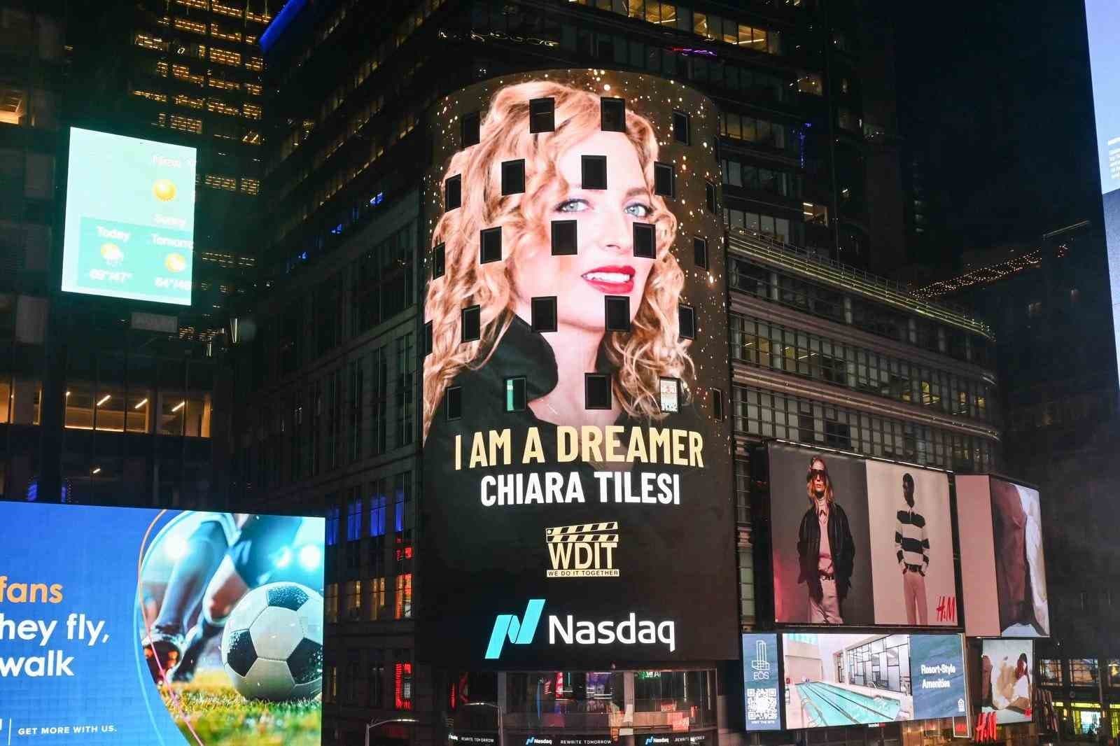 Gazeteci Aslıgül Atasagun ve oyuncu Neslihan Atagül’ün yer aldığı "I AM" kampanyası New York’u aydınlattı