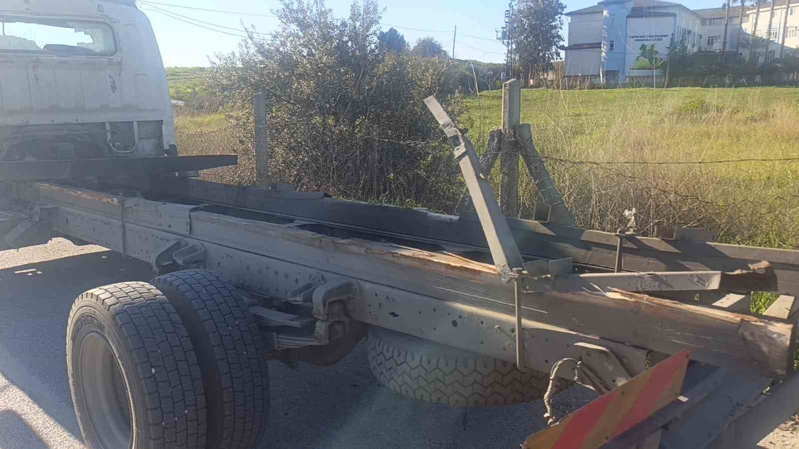 Antalya’da muz yüklü kamyonun kasası yola savruldu