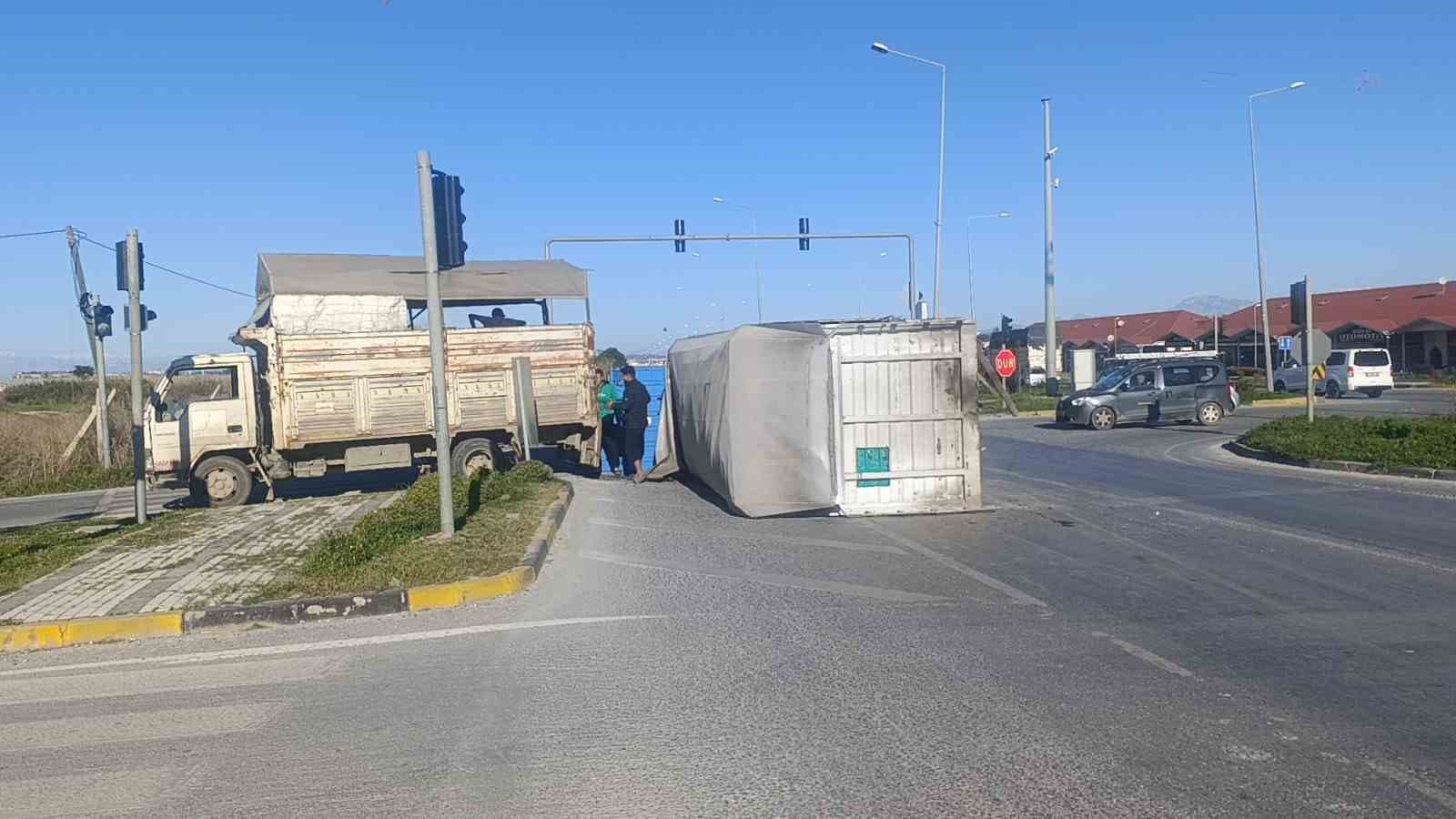 Antalya’da muz yüklü kamyonun kasası yola savruldu