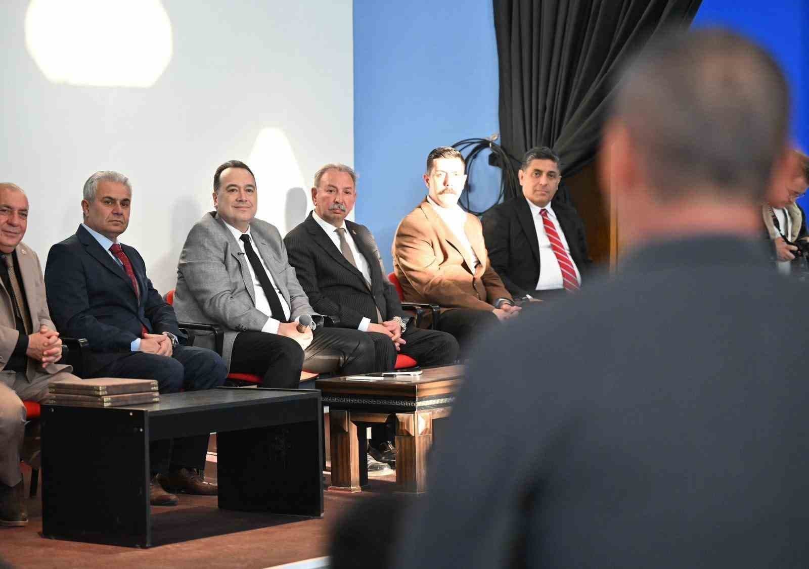 Büyükşehir Belediye Başkanı Dutlulu, Salihli’de muhtarlarla buluştu