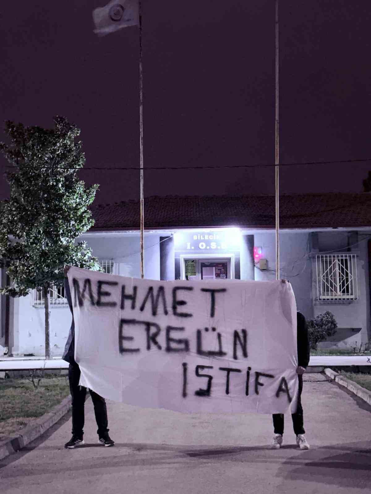 1969 Bilecikspor Kulübü Başkanı Mehmet Ergün’ün iş yerinin duvarına ’Yönetim İstifa’ yazısı astılar