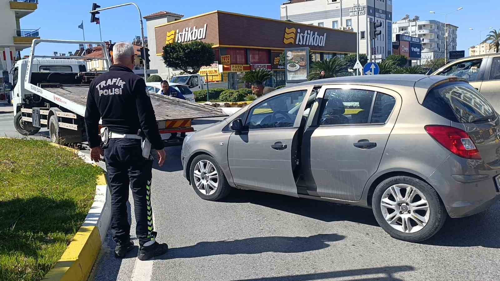 Otomobil kaldırım taşına çarptı: 1 yaralı