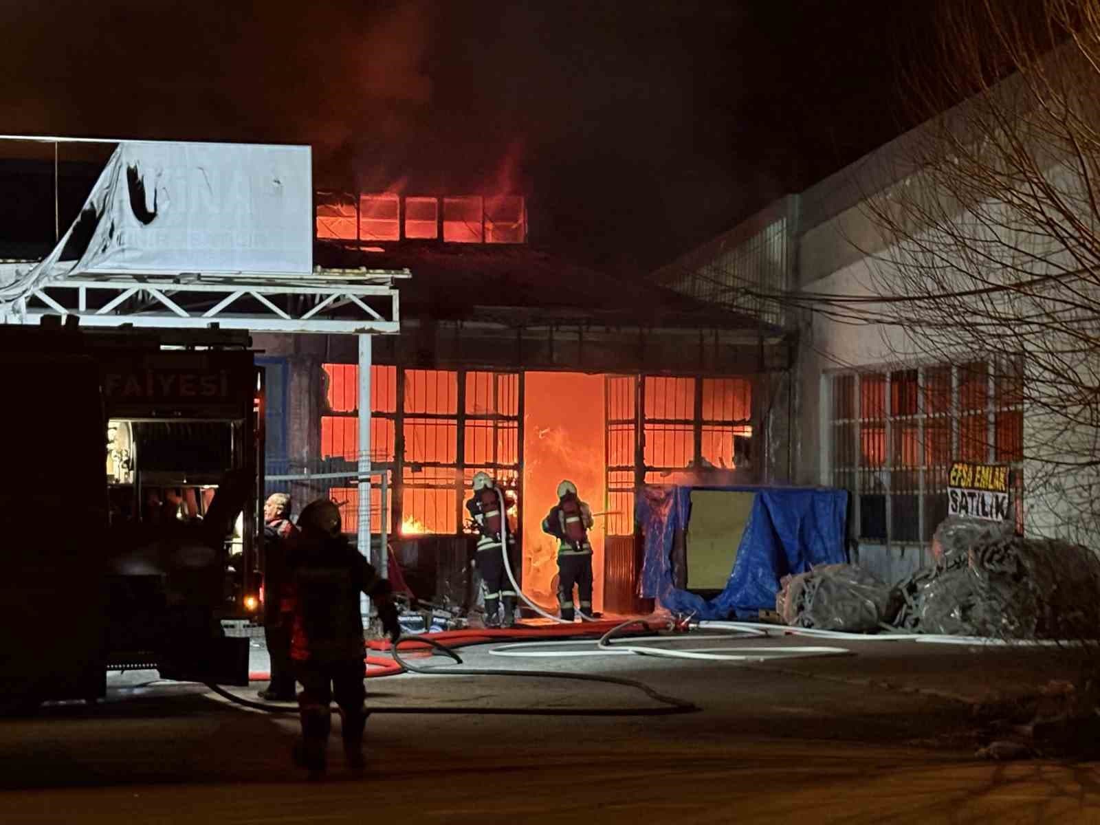 Kayseri’de mobilya atölyesi alevlere teslim oldu
