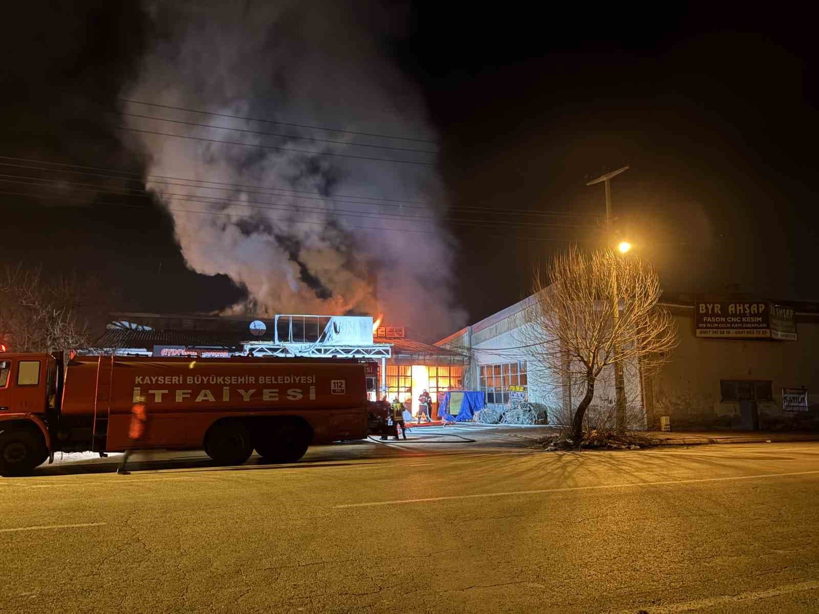 Kayseri’de mobilya atölyesi alevlere teslim oldu