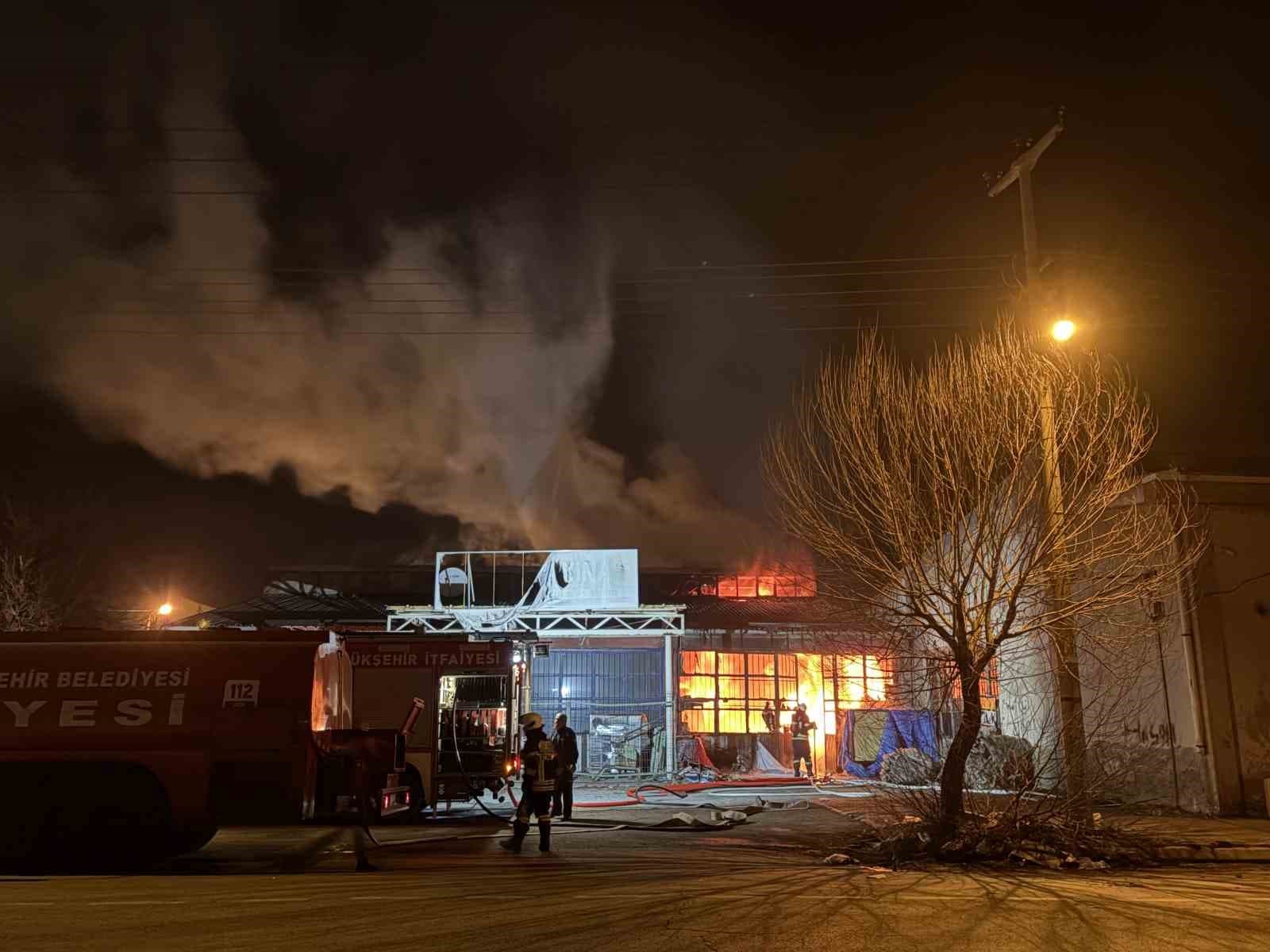 Kayseri’de mobilya atölyesi alevlere teslim oldu
