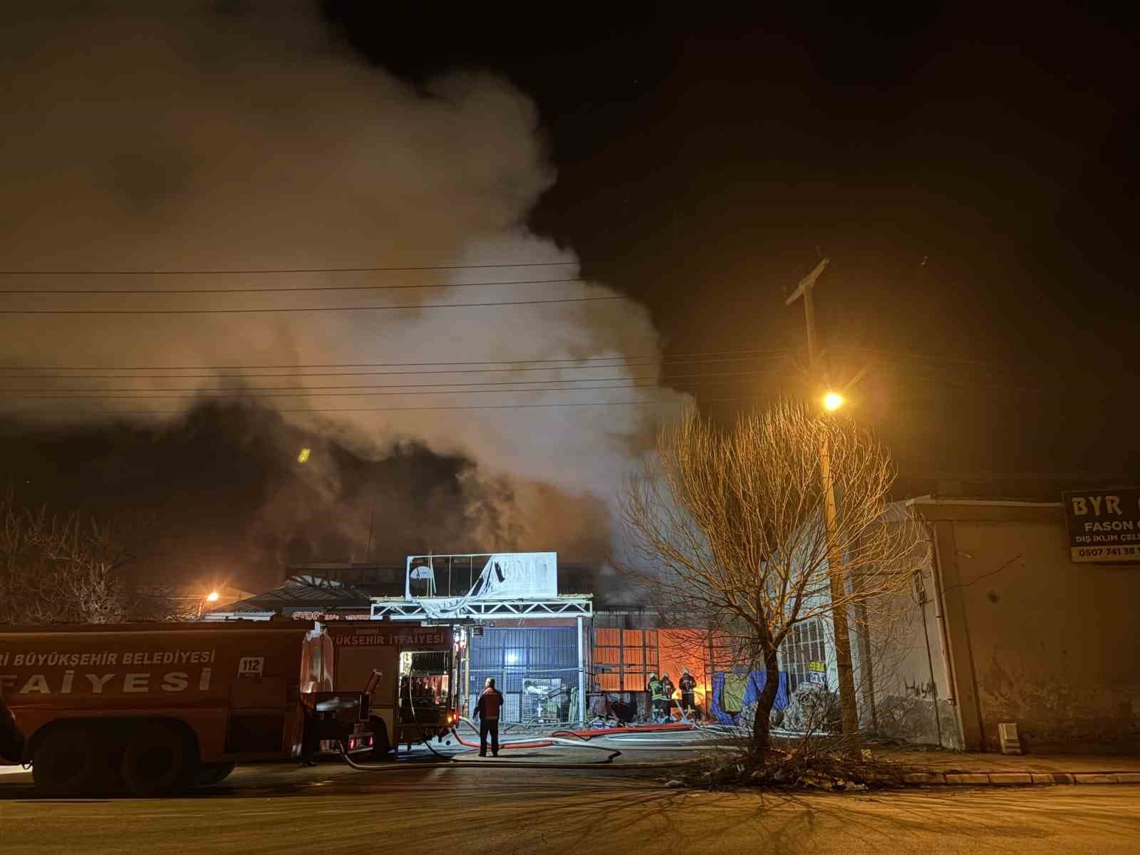 Kayseri’de mobilya atölyesi alevlere teslim oldu