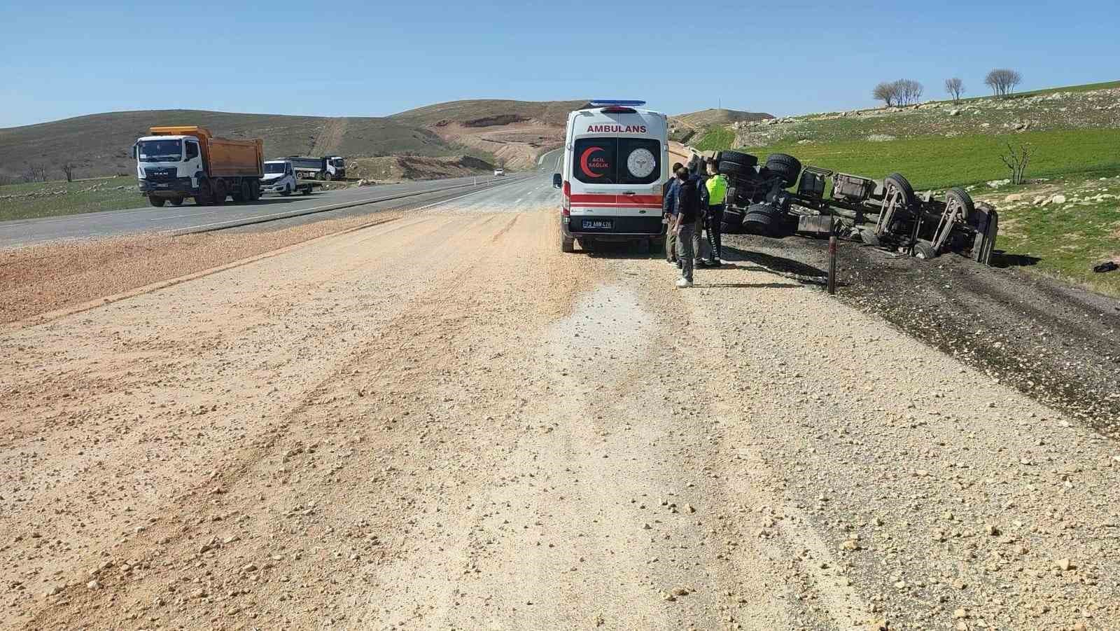 Şırnak’ta devrilen kamyonun sürücüsü yaralandı