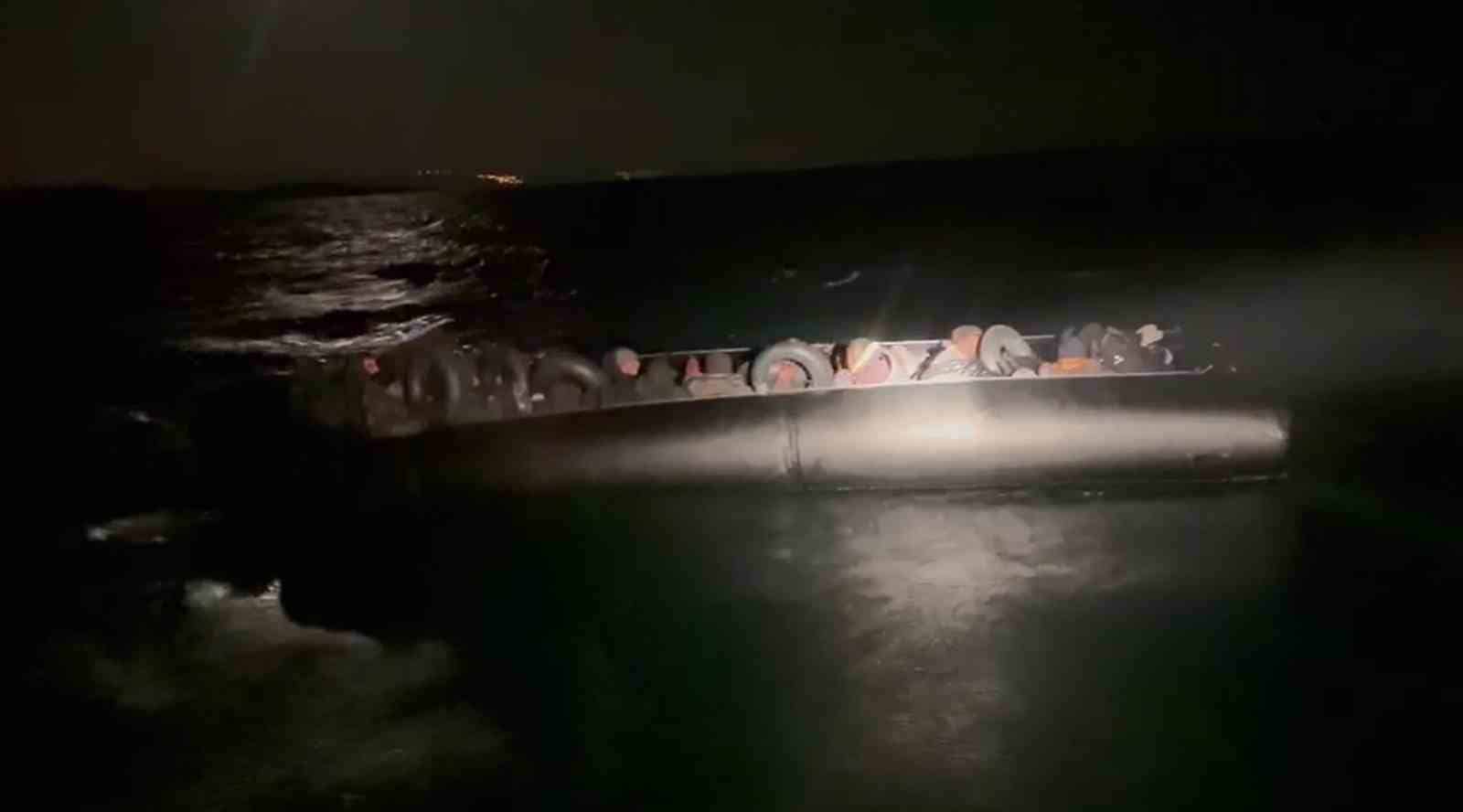 İzmir’de lastik bot içerisindeki 45 düzensiz göçmen yakalandı