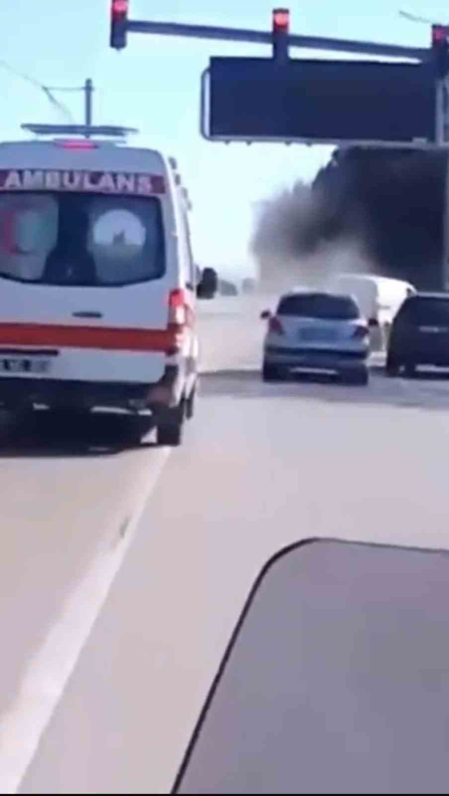 Kırmızı ışığı son anda fark eden araçlar zincirleme kazaya neden oldu