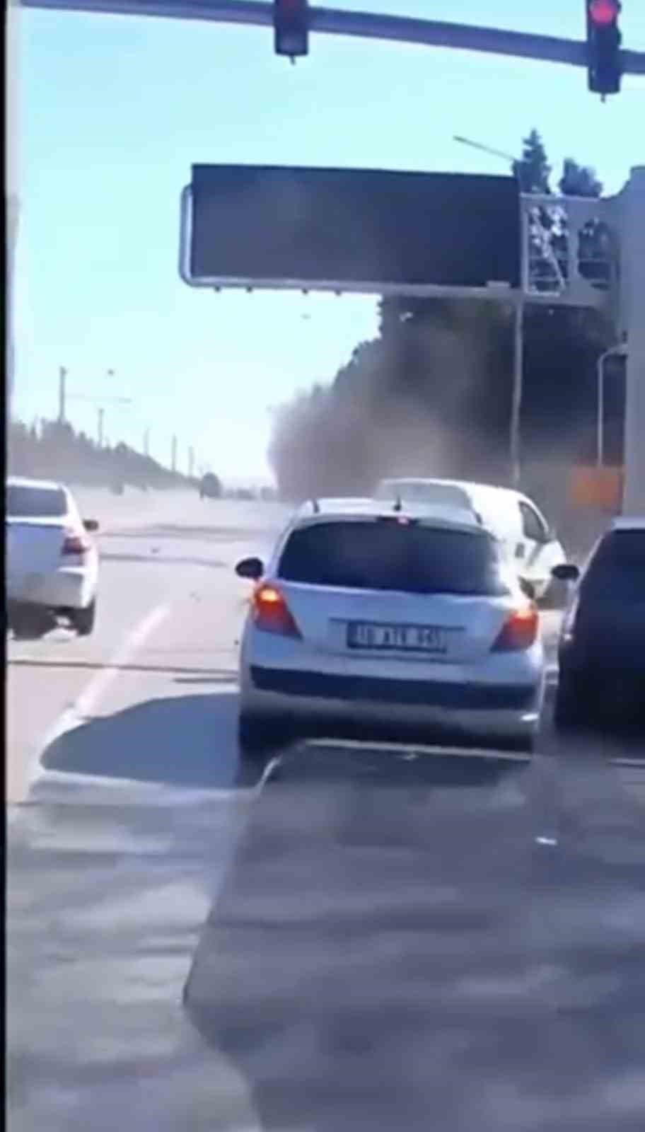 Kırmızı ışığı son anda fark eden araçlar zincirleme kazaya neden oldu