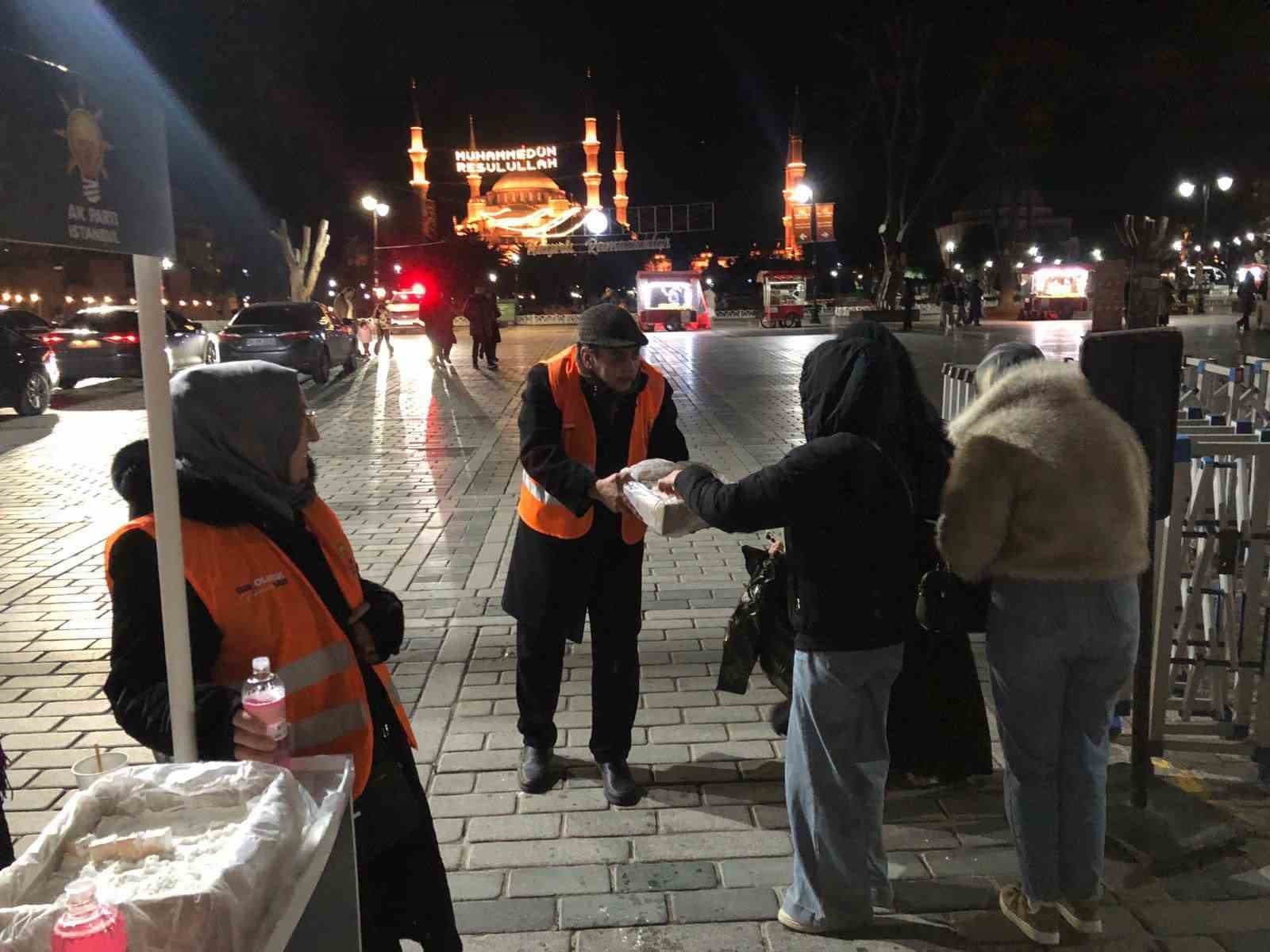 AK Parti İstanbul’dan 39 ilçenin 961 mahallesinde lokum ikramı