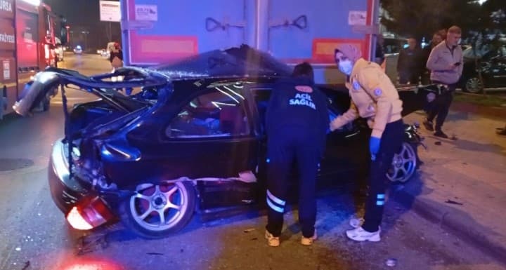 Otomobil tırın altına girdi: Sürücü ağır yaralandı