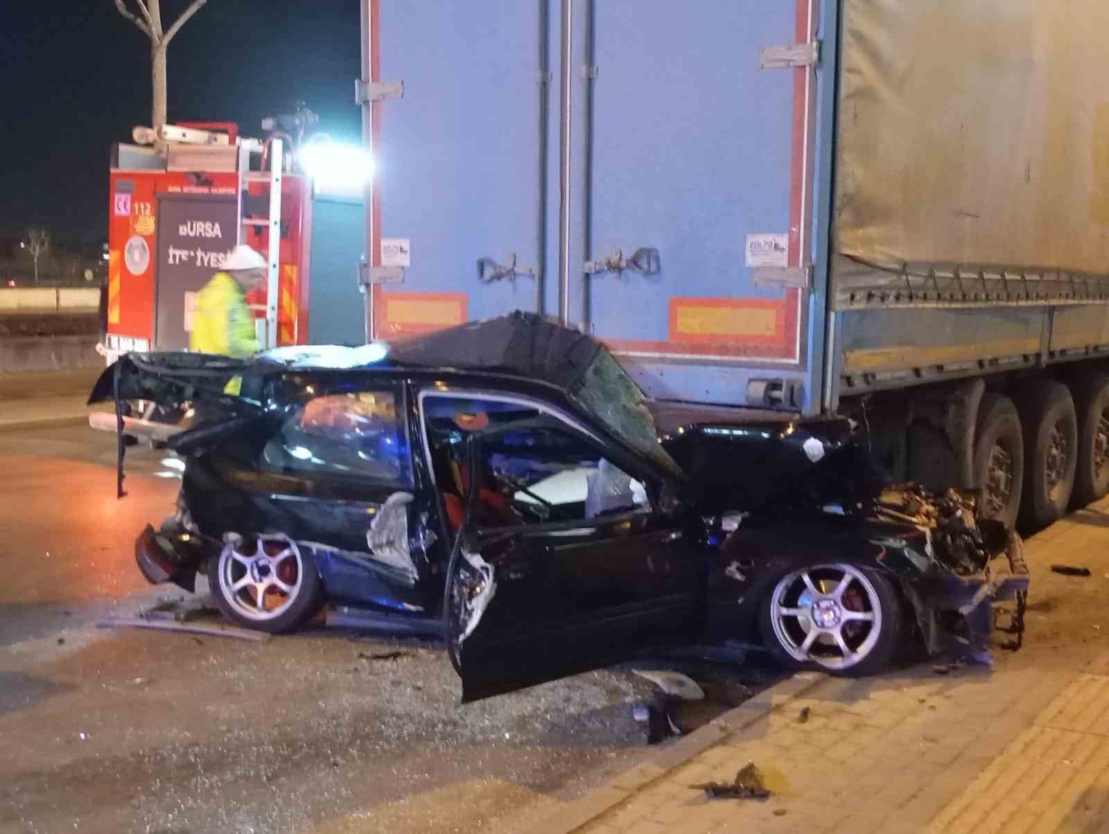 Otomobil tırın altına girdi: Sürücü ağır yaralandı