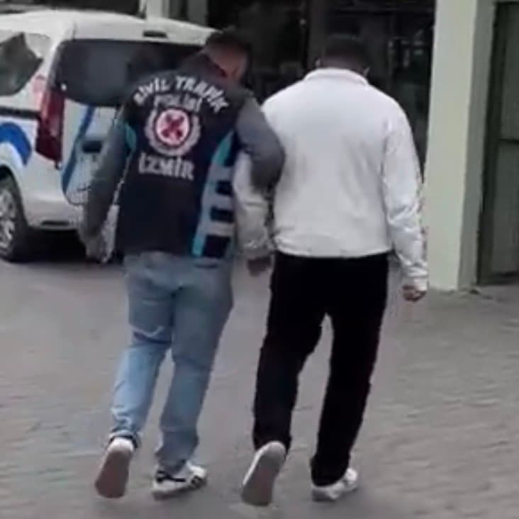 İzmir’de trafikte aracın önünü kesen sürücüye ağır ceza