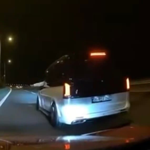 İzmir’de trafikte aracın önünü kesen sürücüye ağır ceza