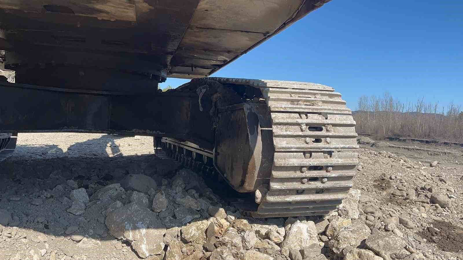 Kastamonu’da iş makinesinin 700 litre yakıtı ve elektronik parçalarını çaldılar